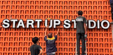 ป้ายอักษรไฟ " START UP STUDIO "