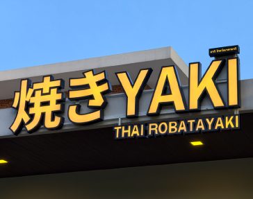 ป้ายอักษรไฟ " YAKI "